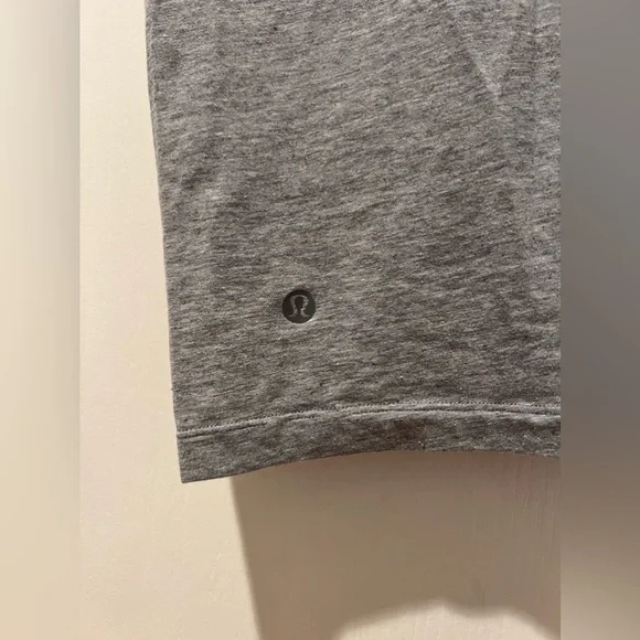 LULULEMON Crescent Tee Heathered Grey Size 4 - Picture 5 of 8